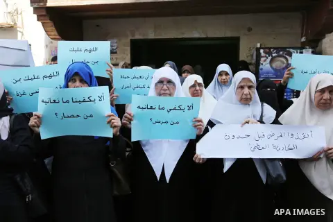 Palestinian women hold placards during a protest demanding end an Israeli blockade of the Gaza Strip, at Al-Shifa hospital in Gaza City on April 29, 2017. Photo by Ashraf Amra