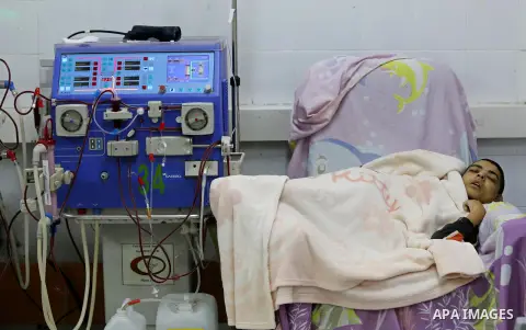 A Palestinian patient boy gets his kidneys washed at the dialysis department in the Al-Shifa hospital during the worsening crisis of power outages in Gaza City on April 29, 2017. Photo by Ashraf Amra