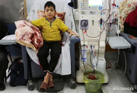 A Palestinian patient boy gets his kidneys washed at the dialysis department in the Al-Shifa hospital during the worsening crisis of power outages in Gaza City on April 29, 2017. Photo by Ashraf Amra