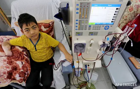 A Palestinian patient boy gets his kidneys washed at the dialysis department in the Al-Shifa hospital during the worsening crisis of power outages in Gaza City on April 29, 2017. Photo by Ashraf Amra