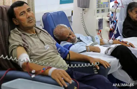 Palestinian patients get their kidneys washed at the dialysis department in the Al-Shifa hospital during the worsening crisis of power outages in Gaza City on April 29, 2017. Photo by Ashraf Amra