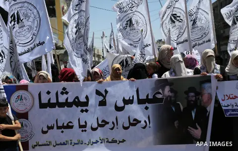 Palestinian supporters of Al-Ahrar movement hold banners during a protest against Palestinian President Mahmoud Abbas and Israeli blockade of the Gaza Strip, in Gaza city, on April 29, 2017. Photo by Ashraf Amra
