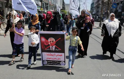 Palestinian supporters of Al-Ahrar movement hold banners during a protest against Palestinian President Mahmoud Abbas and Israeli blockade of the Gaza Strip, in Gaza city, on April 29, 2017. Photo by Ashraf Amra
