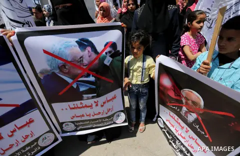 Palestinian supporters of Al-Ahrar movement hold banners during a protest against Palestinian President Mahmoud Abbas and Israeli blockade of the Gaza Strip, in Gaza city, on April 29, 2017. Photo by Ashraf Amra