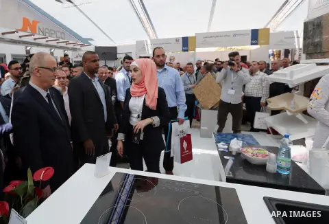 Palestinian Prime Minister Rami Hamdallah takes part in construction industries exhibition, in the West Bank city of Hebron, in April 29, 2017. Photo by Prime Minister Office