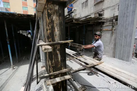 Palestinian laborers construction work at building still under construction to mark May Day or International Workers' Day, in Gaza city on May 01. 2017. Photo by Ashraf Amra