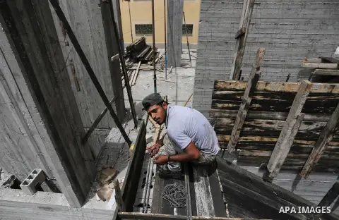 Palestinian laborers construction work at building still under construction to mark May Day or International Workers' Day, in Gaza city on May 01. 2017. Photo by Ashraf Amra