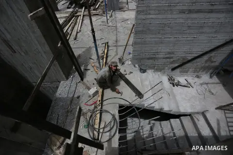 Palestinian laborers construction work at building still under construction to mark May Day or International Workers' Day, in Gaza city on May 01. 2017. Photo by Ashraf Amra