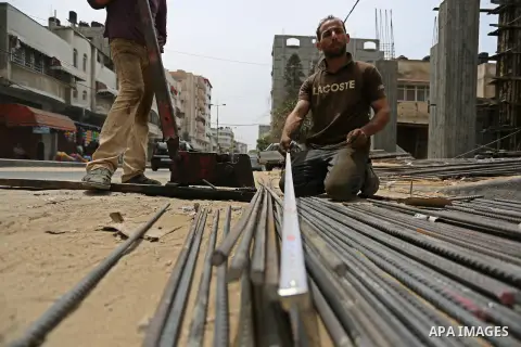 Palestinian laborers construction work at building still under construction to mark May Day or International Workers' Day, in Gaza city on May 01. 2017. Photo by Ashraf Amra