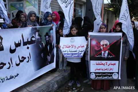 Palestinian supporters of Al-Ahrar movement hold banners during a protest against Palestinian President Mahmoud Abbas and Israeli blockade of the Gaza Strip, in Gaza city, on May 07, 2017. Photo by Ashraf Amra