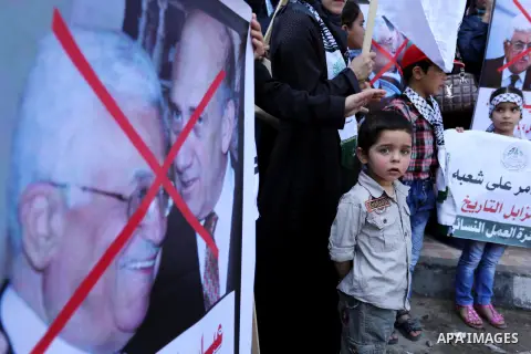 Palestinian supporters of Al-Ahrar movement hold banners during a protest against Palestinian President Mahmoud Abbas and Israeli blockade of the Gaza Strip, in Gaza city, on May 07, 2017. Photo by Ashraf Amra