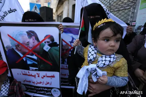 Palestinian supporters of Al-Ahrar movement hold banners during a protest against Palestinian President Mahmoud Abbas and Israeli blockade of the Gaza Strip, in Gaza city, on May 07, 2017. Photo by Ashraf Amra