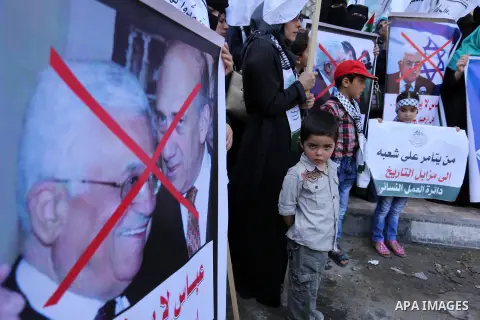 Palestinian supporters of Al-Ahrar movement hold banners during a protest against Palestinian President Mahmoud Abbas and Israeli blockade of the Gaza Strip, in Gaza city, on May 07, 2017. Photo by Ashraf Amra