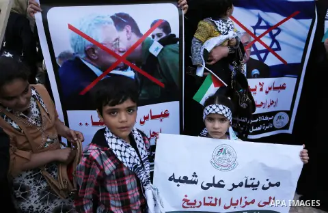 Palestinian supporters of Al-Ahrar movement hold banners during a protest against Palestinian President Mahmoud Abbas and Israeli blockade of the Gaza Strip, in Gaza city, on May 07, 2017. Photo by Ashraf Amra