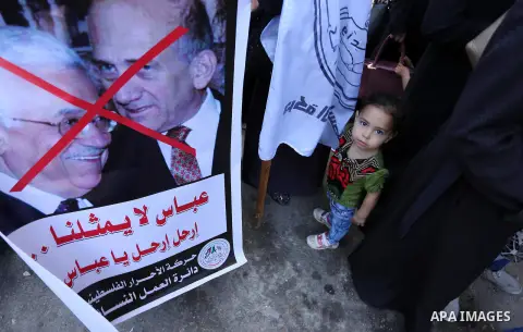 Palestinian supporters of Al-Ahrar movement hold banners during a protest against Palestinian President Mahmoud Abbas and Israeli blockade of the Gaza Strip, in Gaza city, on May 07, 2017. Photo by Ashraf Amra