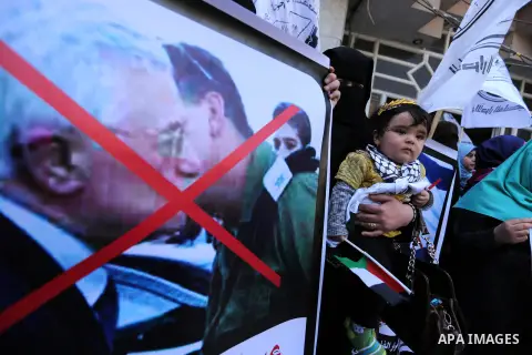 Palestinian supporters of Al-Ahrar movement hold banners during a protest against Palestinian President Mahmoud Abbas and Israeli blockade of the Gaza Strip, in Gaza city, on May 07, 2017. Photo by Ashraf Amra