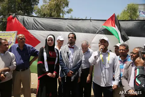 A Palestinian groom and his bride take part in their marriage ceremony at a sit-in in support of Palestinian hunger-striking prisoners held in Israeli jails, on May 8, 2017, in Gaza City. Photo by Ashraf Amra
