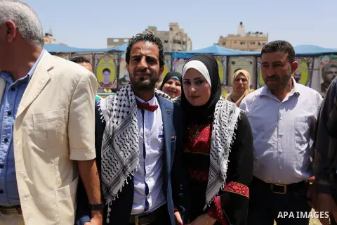 A Palestinian groom and his bride take part in their marriage ceremony at a sit-in in support of Palestinian hunger-striking prisoners held in Israeli jails, on May 8, 2017, in Gaza City. Photo by Ashraf Amra