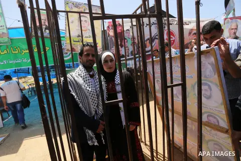 A Palestinian groom and his bride take part in their marriage ceremony at a sit-in in support of Palestinian hunger-striking prisoners held in Israeli jails, on May 8, 2017, in Gaza City. Photo by Ashraf Amra