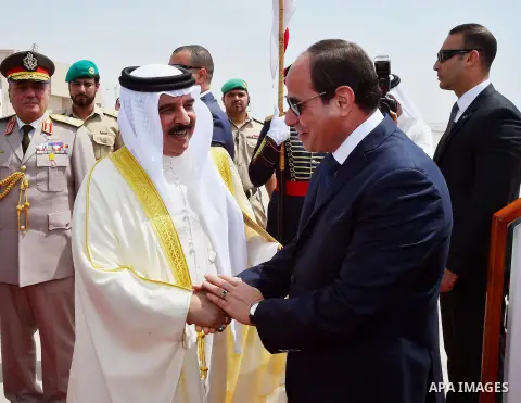 Bahrain's King Hamad bin Isa Al Khalifa receives Egyptian President Abdel Fattah al-Sisi in Manama, Bahrain on May 09, 2017. Photo by Egyptian President Office