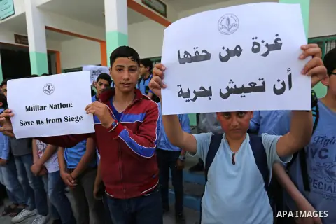 Palestinian students hold banners during a protest against Israeli blockade of the Gaza Strip, in Gaza city, on May 10, 2017. Photo by Ashraf Amra