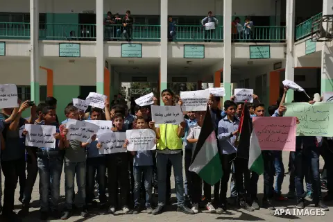 Palestinian students hold banners during a protest against Israeli blockade of the Gaza Strip, in Gaza city, on May 10, 2017. Photo by Ashraf Amra