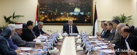 Palestinian Prime Minister Rami Hamdallah chairs a meeting of council of Ministers in the West Bank city of Ramallah, on May 11, 2017. Photo by Prime Minister Office
