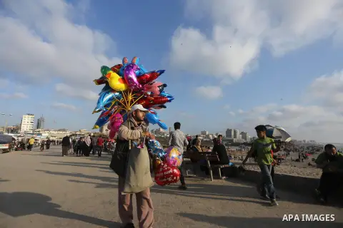 A Palestinian vendor sells balloons at the Gaza seaport, on May 12, 2017. Photo by Mohammed Asad