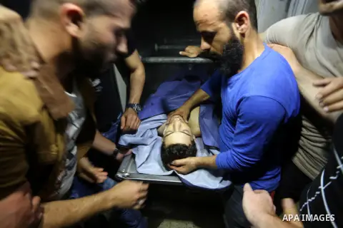 Relatives of Palestinian fisherman Mohammed Baker mourn over his body, after he was shot dead by Israeli naval forces, at the morgue of Shifa hospital in Gaza city on May 15, 2017. Photo by Mohammed Asad