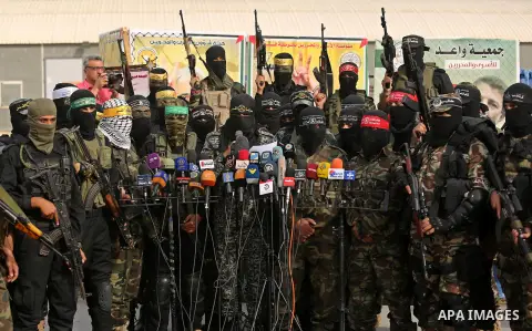 Representatives of various Palestinian armed factions take part in a news conference in support of Palestinian prisoners on hunger strike in Israeli jails, in Gaza City May 18, 2017. Photo by Ashraf Amra