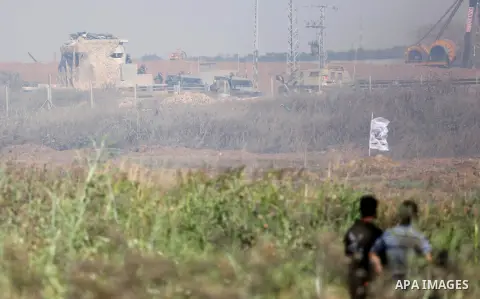 Palestinian protesters clash with Israeli security forces following a protest against the blockade on Gaza Strip, near Nahal Oz crossing east of Gaza City on May 19, 2017. Photo by Ashraf Amra