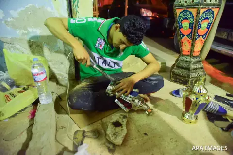 An Egyptian worker manufactures a traditional Ramadan lantern known as "Fanous" in Arabic, at his workshop ready for the month of holy Ramadan in Cairo, Egypt, on May 21, 2017. Photo by Amr Sayed