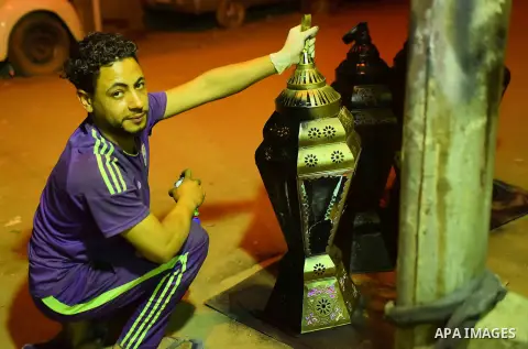 An Egyptian worker manufactures a traditional Ramadan lantern known as "Fanous" in Arabic, at his workshop ready for the month of holy Ramadan in Cairo, Egypt, on May 21, 2017. Photo by Amr Sayed