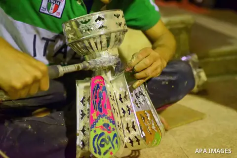 An Egyptian worker manufactures a traditional Ramadan lantern known as "Fanous" in Arabic, at his workshop ready for the month of holy Ramadan in Cairo, Egypt, on May 21, 2017. Photo by Amr Sayed