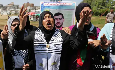 Palestinians take part during a sit-in in support of Palestinian hunger-striking prisoners held in Israeli jails, in Gaza city on May 22, 2017. Photo by Ashraf Amra