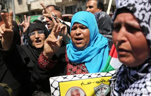 Palestinians take part during a sit-in in support of Palestinian hunger-striking prisoners held in Israeli jails, in Gaza city on May 22, 2017. Photo by Ashraf Amra