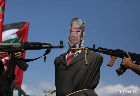 Palestinian militants from the Popular Front for the Liberation of Palestine (PFLP) aim their weapons at an effigy depicting U.S. President Donald Trump, in Gaza City May 23, 2017. Photo by Ashraf Amra