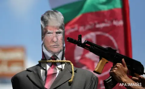 Palestinian militants from the Popular Front for the Liberation of Palestine (PFLP) aim their weapons at an effigy depicting U.S. President Donald Trump, in Gaza City May 23, 2017. Photo by Ashraf Amra