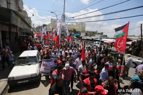Palestinian demonstrators take part in a protest in support of Palestinian prisoners held in Israeli jails and against the visit of U.S. President Donald Trump, in Gaza City May 23, 2017. Photo by Ashraf Amra