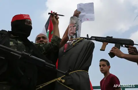 Palestinian demonstrators take part in a protest in support of Palestinian prisoners held in Israeli jails and against the visit of U.S. President Donald Trump, in Gaza City May 23, 2017. Photo by Ashraf Amra