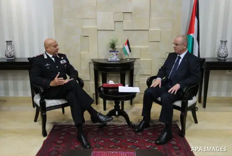 Palestinian Prime Minister, Rami Hamdallah, meets with Italian police delegation, in the West Bank city of Ramallah, on May 24, 2017. Photo by Prime Minister Office