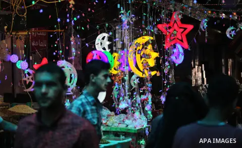 Palestinians shop at a market ahead of the Muslim holy month of Ramadan, in Gaza city, on May 25, 2017 as the faithful prepare to start fasting. Photo by Ashraf Amra