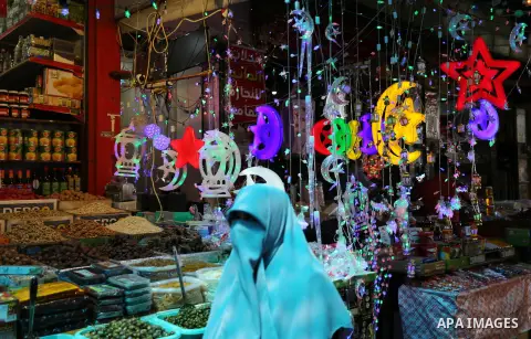 Palestinians shop at a market ahead of the Muslim holy month of Ramadan, in Gaza city, on May 25, 2017 as the faithful prepare to start fasting. Photo by Ashraf Amra