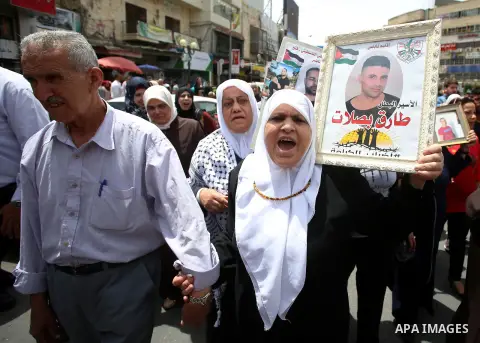 Palestinians take part during a sit-in in support of Palestinian hunger-striking prisoners held in Israeli jails, in the West Bank city of Nablus on May 25, 2017. Photo by Ayman Ameen