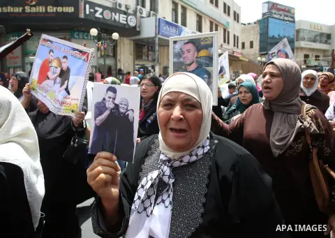 Palestinians take part during a sit-in in support of Palestinian hunger-striking prisoners held in Israeli jails, in the West Bank city of Nablus on May 25, 2017. Photo by Ayman Ameen