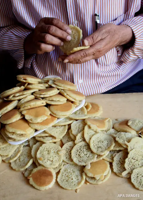 A Palestinian vendor sells traditional pancakes known as ''Qatayef'' on the Muslim holy fasting month of Ramadan at his shop in the Old City of the West Bank town of Nablus on May 28, 2017. Ramadan is sacred to Muslims b...