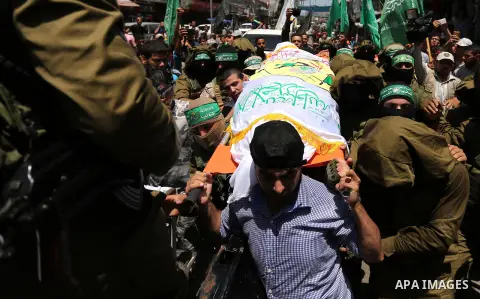 Members of the Ezzedine al-Qassam Brigades, the military wing of the Palestinian Islamist movement Hamas, carry the body of their comrade Ibrahim Abu Al-Naja during his funeral in Rafah, southern Gaza Strip June 8, 2017....