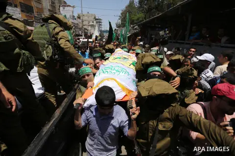 Members of the Ezzedine al-Qassam Brigades, the military wing of the Palestinian Islamist movement Hamas, carry the body of their comrade Ibrahim Abu Al-Naja during his funeral in Rafah, southern Gaza Strip June 8, 2017....