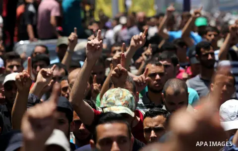 Palestinians attend the funeral of a member the Ezzedine al-Qassam Brigades, the military wing of the Palestinian Islamist movement Hamas of Ibrahim Abu Al-Naja, in Rafah, southern Gaza Strip June 8, 2017. Photo by Ashra...