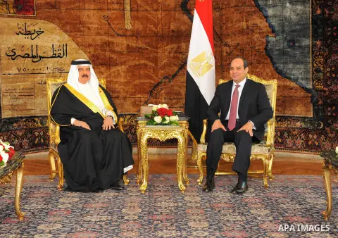 Egyptian President Abdel Fattah al-Sisi meets with King of Bahrain Hamad bin Issa al-Khalifa upon his arrival in Cairo, on June 8, 2017. Photo by Egyptian President Office